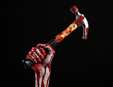 Kanlı halloween Tema: siyah arka plan üzerine izole kanlı çekiç tutan kanlı el