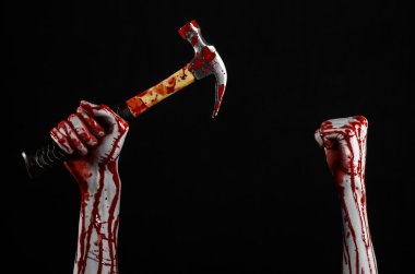 Kanlı halloween Tema: siyah arka plan üzerine izole kanlı çekiç tutan kanlı el