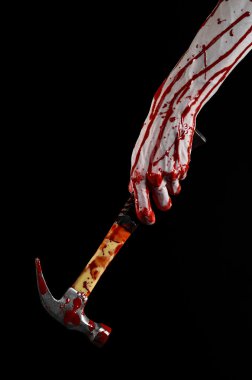 Kanlı halloween Tema: siyah arka plan üzerine izole kanlı çekiç tutan kanlı el