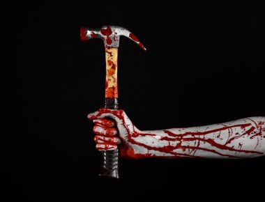 Kanlı halloween Tema: siyah arka plan üzerine izole kanlı çekiç tutan kanlı el