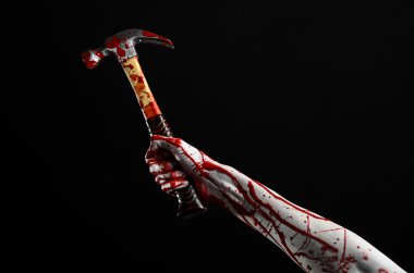 Kanlı halloween Tema: siyah arka plan üzerine izole kanlı çekiç tutan kanlı el