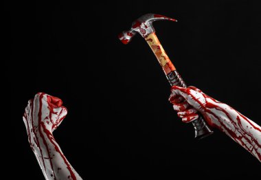 Kanlı halloween Tema: siyah arka plan üzerine izole kanlı çekiç tutan kanlı el