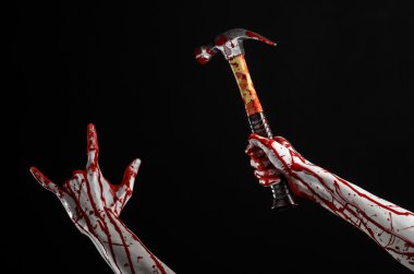 Kanlı halloween Tema: siyah arka plan üzerine izole kanlı çekiç tutan kanlı el