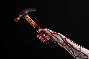 Kanlı halloween Tema: siyah arka plan üzerine izole kanlı çekiç tutan kanlı el