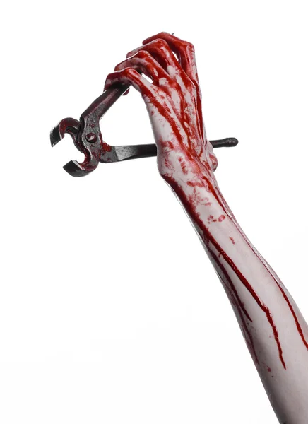 Tema de Halloween: mão sangrenta segurando um alicate em um fundo branco — Fotografia de Stock
