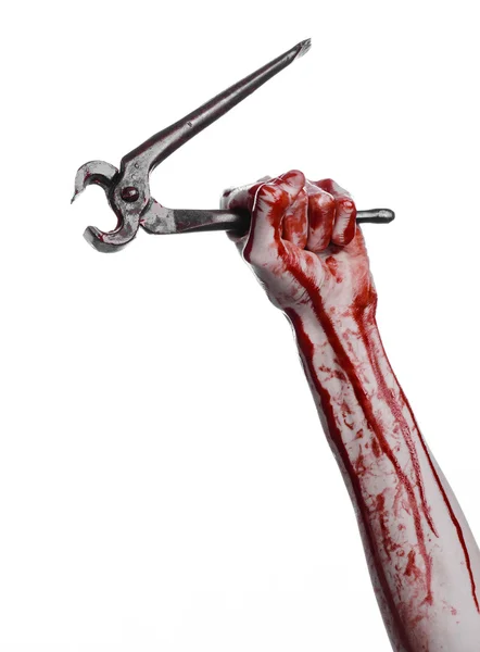 Halloween tematu: krwawa ręka trzyma szczypce na białym tle — Zdjęcie stockowe