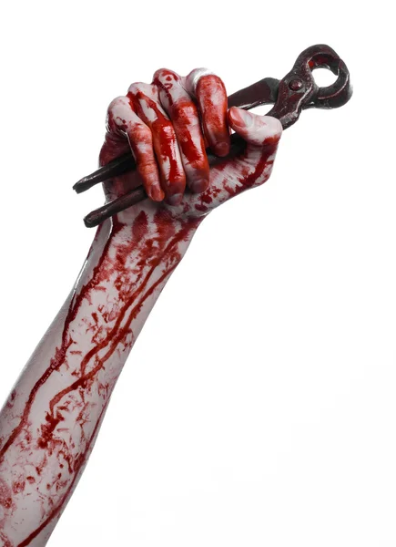 Tema Halloween: tangan berdarah memegang tang pada latar belakang putih — Stok Foto