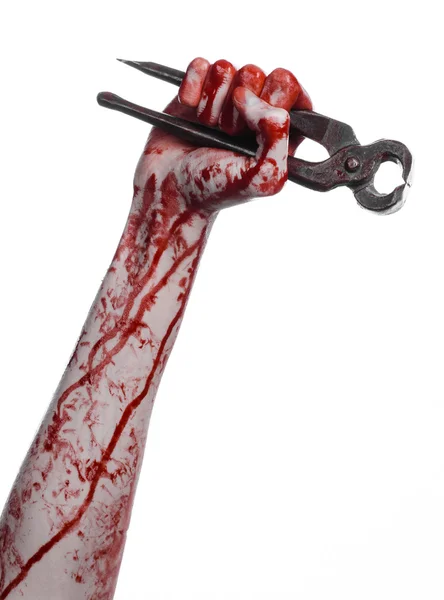 Halloween téma: krvavá ruka kleště na bílém pozadí — Stock fotografie