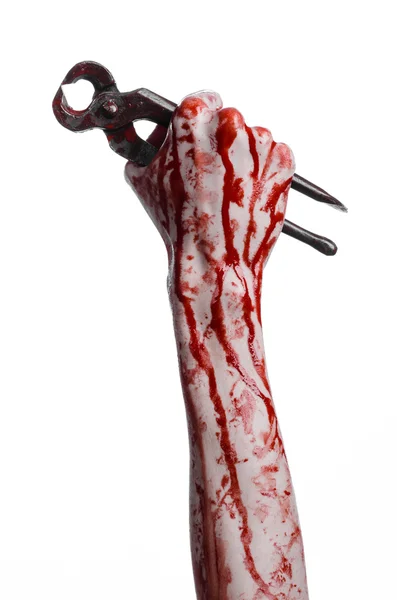 Halloween Tema: kanlı el bir pense beyaz bir arka plan üzerinde tutarak — Stok fotoğraf