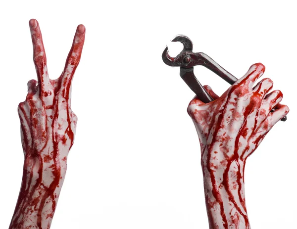 Tema di Halloween: mano insanguinata che tiene una pinza su sfondo bianco — Foto Stock