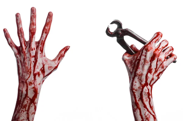 Tema di Halloween: mano insanguinata che tiene una pinza su sfondo bianco — Foto Stock