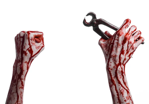 Тема Хэллоуина: кровавая рука, держащая плоскогубцы на белом фоне — стоковое фото