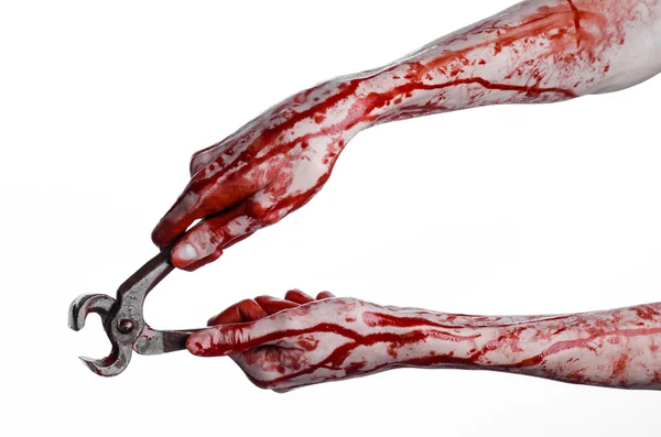 Тема Хэллоуина: кровавая рука, держащая плоскогубцы на белом фоне — стоковое фото