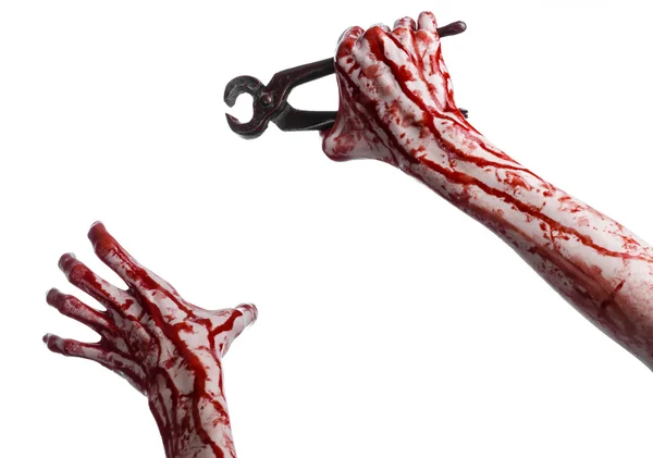 Halloween-tema: blodiga handen håller en tång på vit bakgrund — Stockfoto