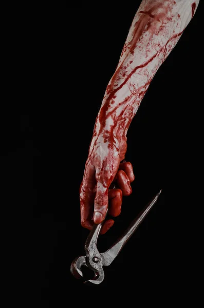 Halloween-Thema: Blutige Hand mit einer Zange auf schwarzem Hintergrund — Stockfoto