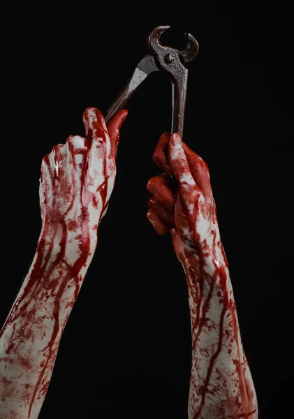 万圣节主题: 在黑色背景上的血腥手钳 — 图库照片