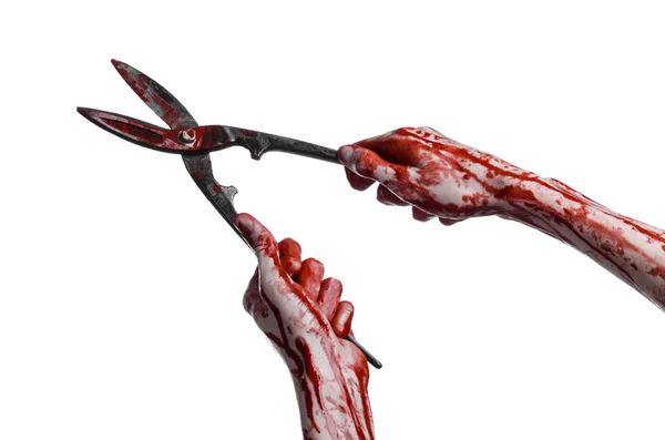 ハロウィーンのテーマ: 白地に大きな古い血まみれのはさみを保持している血まみれの手 — ストック写真
