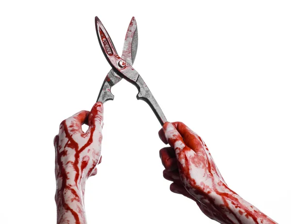 ハロウィーンのテーマ: 白地に大きな古い血まみれのはさみを保持している血まみれの手 — ストック写真
