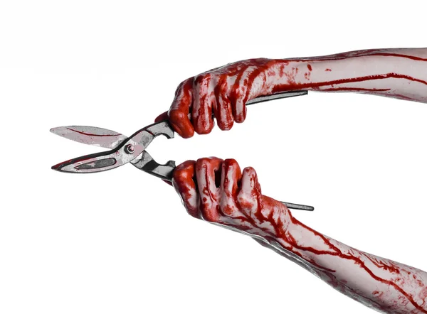 Halloween téma: krvavá ruka drží velký starý krvavé nůžky na bílém pozadí — Stock fotografie