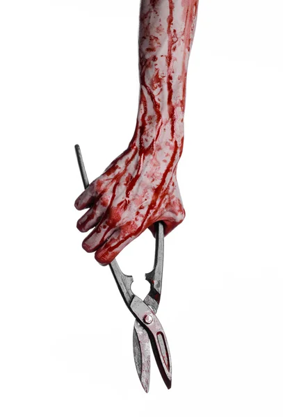 Tema di Halloween: mano insanguinata che tiene una grande forbice insanguinata su sfondo bianco — Foto Stock