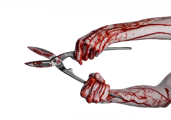 Halloween thema: bloedige hand met een grote oude bloedige schaar op een witte achtergrond — Stockfoto