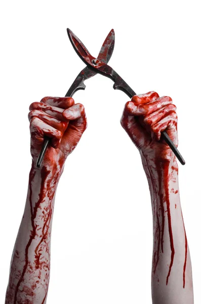 Halloween-tema: blodiga handen håller en stor gammal blodig sax på vit bakgrund — Stockfoto