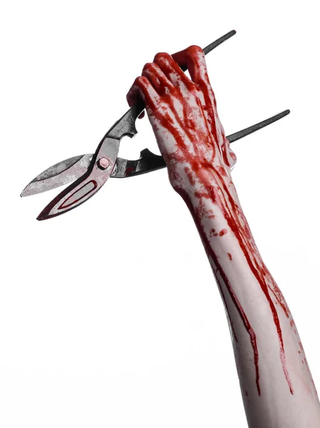 Halloween thema: bloedige hand met een grote oude bloedige schaar op een witte achtergrond — Stockfoto