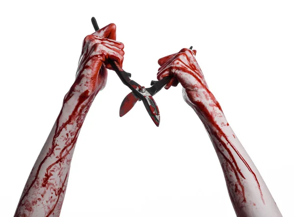 Tema de Halloween: mano sangrienta sosteniendo una tijera grande y sangrienta sobre un fondo blanco — Foto de Stock
