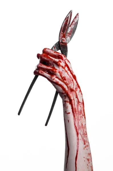 Тема Хэллоуина: окровавленная рука с большими кровавыми ножницами на белом фоне — стоковое фото
