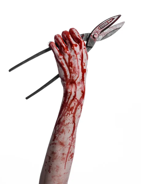 Halloween-Thema: Blutige Hand, die eine große alte blutige Schere auf weißem Hintergrund hält — Stockfoto