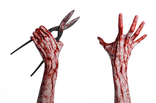 Тема Хэллоуина: окровавленная рука с большими кровавыми ножницами на белом фоне — стоковое фото
