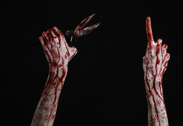 Halloween-Thema: Blutige Hand, die eine große alte blutige Schere auf schwarzem Hintergrund hält — Stockfoto