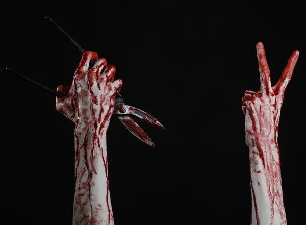 Halloween téma: krvavá ruka drží velký starý krvavé nůžky na černém pozadí — Stock fotografie