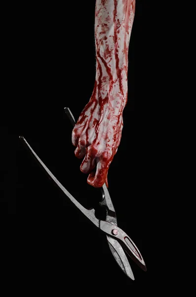 Halloween teema: verinen käsi tilalla iso vanha verinen sakset mustalla taustalla — kuvapankkivalokuva