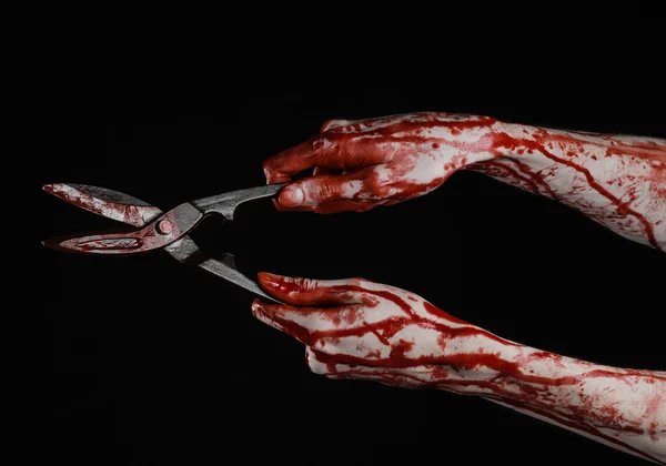 Halloween-Thema: Blutige Hand, die eine große alte blutige Schere auf schwarzem Hintergrund hält — Stockfoto