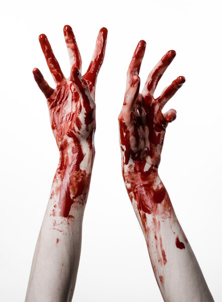 Кровавый Хэллоуин тема: кровавые руки убийца зомби изолированы на белом фоне в студии
