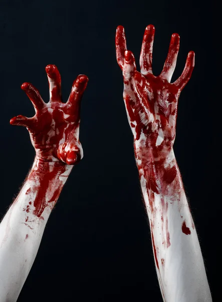 Tema de Halloween sangriento: zombi asesino de manos sangrientas aislado sobre fondo negro en el estudio — Foto de Stock