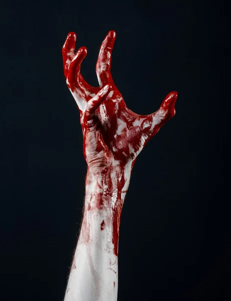 Blodiga halloween tema: blodiga händer killer zombie isolerad på svart bakgrund i studio — Stockfoto