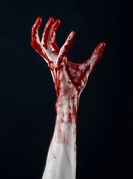 피 묻은 할로윈 테마: 살인자 좀비에 고립 된 피 묻은 손으로 검은 스튜디오에서 배경 — 스톡 사진