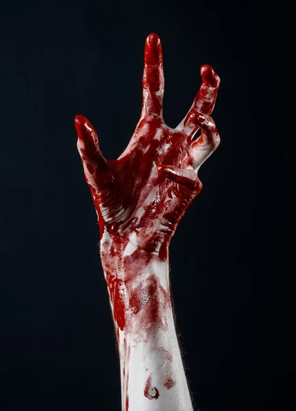 Tema sângeroasă de Halloween: mâinile sângeroase ucigaș zombie izolat pe fundal negru în studio — Fotografie, imagine de stoc