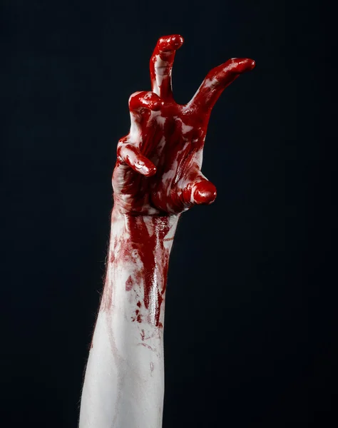 Thème d'Halloween sanglant : zombie tueur des mains sanglant isolé sur fond noir en studio — Photo