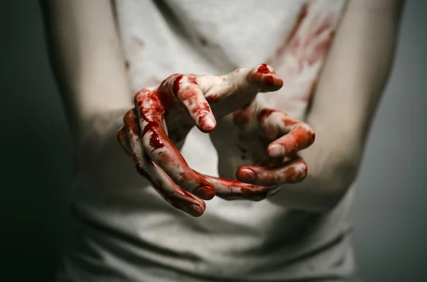 Bloody theme lone murderer: the murderer shows bloody hands and experiencing depression and pain — Stock Photo, Image