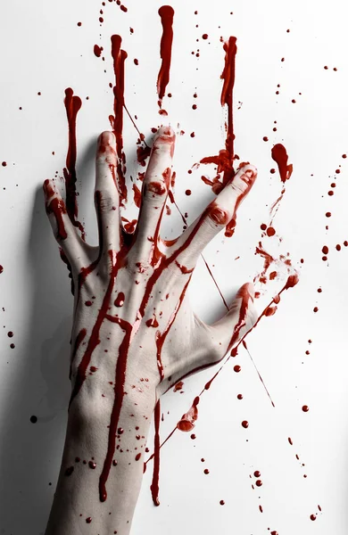 Тема Кривавого Хеллоуїна: кривава рука друкує на білому листі криваву стіну — стокове фото