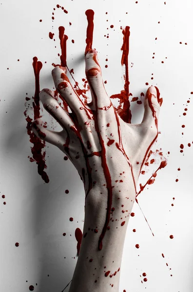 Tema de Halloween sangriento: impresión de la mano sangrienta en una pared sangrienta de hojas blancas —  Fotos de Stock
