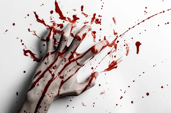 Véres halloween téma: véres kéz nyomtatási fehér levelek véres fal — Stock Fotó