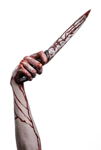 Mano ensangrentada sosteniendo un cuchillo, un gran cuchillo ensangrentado, tema ensangrentado, un asesino con un cuchillo, tema de Halloween, fondo blanco, aislado, violencia, suicidio, asesinato, un matón, un carnicero — Foto de Stock