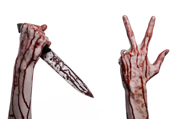 Mano insanguinata che tiene un coltello, un grosso coltello insanguinato, tema insanguinato, un assassino con un coltello, tema di Halloween, sfondo bianco, isolato, violenza, suicidio, omicidio, un delinquente, un macellaio — Foto Stock