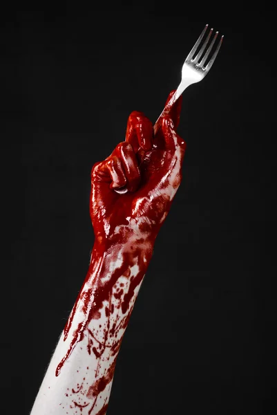 Mano sangrienta sosteniendo una cuchara, tenedor, tema de Halloween, cuchara sangrienta, tenedor, fondo negro, aislado —  Fotos de Stock