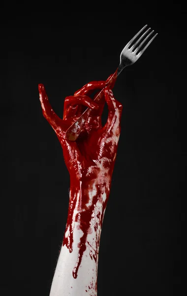 スプーン、フォーク、ハロウィーンのテーマ、流血のスプーン、フォーク、分離された黒の背景を持っている血まみれの手 — ストック写真