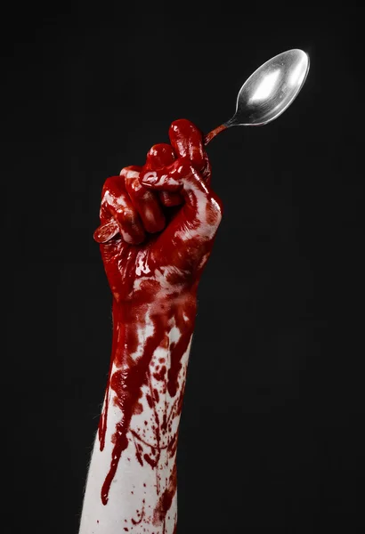 Mano insanguinata che tiene un cucchiaio, forchetta, tema di Halloween, cucchiaio insanguinato, forchetta, sfondo nero, isolato — Foto Stock